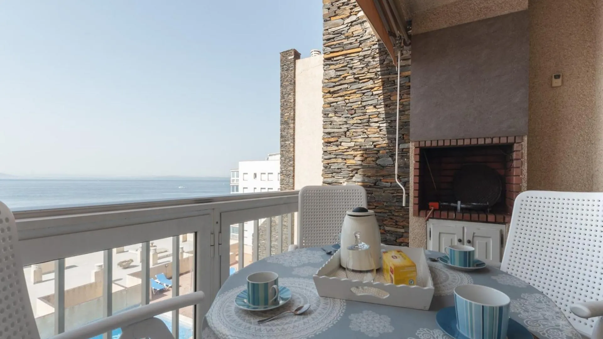 Sea-View Apartment In Roses Near Beach